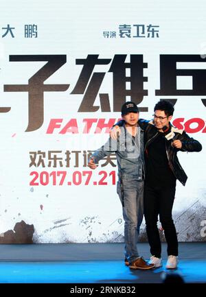 (170319) -- PEKING, 19. März 2017 -- Executive Producer und Schauspieler Dong Chengpeng(R) und Regisseur Yuan Weidong nehmen an der Pressekonferenz des Films Vater und Sohn in Peking, der Hauptstadt Chinas, am 19. März 2017 Teil. Der Film soll am 21. Juli dieses Jahres in die Kinos kommen. ) (Yxb) CHINA-BEIJING-FILM-VATER UND SOHN(CN) ZhangxJiayang PUBLICATIONxNOTxINxCHN Peking 19. März 2017 ausführender Produzent und Schauspieler Dong Chengpeng r und Regisseur Yuan Weidong nehmen an der Pressekonferenz von Film Father and Sun in Peking, der Hauptstadt Chinas, AM 19. März 2017 Teil der Film wird AM 21. Juli dieses Jahres ins Theater gehen yxb China bei Stockfoto