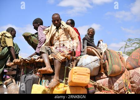 (170321) -- DOOLOW (SOMALIA), 21. März 2017 -- Somalis, die vor der Dürre nach Hause fliehen, kommen am 20. März 2017 im Lager der Binnenvertriebenen (IDP) in Doolow an, einer Grenzstadt zu Äthiopien, Somalia. Um eine Hungersnot zu verhindern, ist dringend eine massive Erhöhung der humanitären Hilfe erforderlich, wobei humanitäre Hilfsorganisationen schätzen, dass 6,2 Millionen von der Dürre betroffene Somalis Hilfe benötigen, darunter Nahrungsmittel, Wasser und sanitäre Einrichtungen, Gesundheit und Ernährung, Schutz und Unterbringung. Der somalische Präsident Mohamed Abdullahi Mohamed erklärte auch die Dürre, die das Land am Horn von Afrika, einem Nationalstaat, verwüstet hat Stockfoto