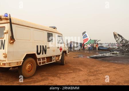 (170321) -- WAU (SÜDSUDAN), 21. März 2017 () -- Ambulanz chinesischer Friedenstruppen trifft am 20. März 2017 am Flugzeugabsturz am Flughafen Wau im Südsudan ein. Alle 43 Passagiere und sechs Besatzungsmitglieder haben den Flugzeugabsturz überlebt, der sich am Montagnachmittag in der Stadt Wau im nördlichen Südsudan ereignet hat. Der Flughafen befindet sich in der Nähe des Standorts der chinesischen Friedenstruppen in Wau. Nach dem Unfall eilten die chinesischen Friedenstruppen an die Stelle, um Menschen zu retten und das Feuer mit Wasserwagen zu löschen. (/Zhou Xin) (zjy) SÜDSUDAN-WAU-FLUGZEUGABSTURZ Xinhua ÖFFENTLICHKEIT Stockfoto