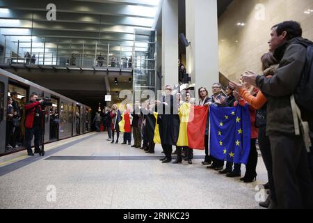 (170322) -- BRÜSSEL, 22. März 2017 -- Menschen mit belgischen und EU-Flaggen applaudieren um 9:10 Uhr Ortszeit am ersten Jahrestag der Brüsseler Terroranschläge auf den Bahnhof Shuman in Brüssel, Belgien, 22. März 2017. Am selben Tag im Jahr 2016 wurden bei Terroranschlägen auf den Flughafen Brüssel und die Metrostation Maalbeek, für die später der Islamische Staat (IS) die Verantwortung übernommen hatte, insgesamt 31 Menschen getötet und Hunderte von anderen verletzt. (lrz) BELGIEN-BRÜSSEL-JAHRESTAG DER TERRORANSCHLÄGE YexPingfan PUBLICATIONxNOTxINxCHN Brüssel 22. März 2017 Berühmtheiten mit belgischen und EU-Mitgliedern Stockfoto