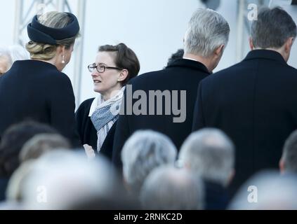 (170322) -- BRÜSSEL, 22. März 2017 -- die belgische Königin Mathilde (1. L) und der belgische König Philippe (2. R) konterkarieren Familienmitglieder während einer Gedenkveranstaltung zum ersten Jahrestag der Brüsseler Terroranschläge auf den Brüsseler Flughafen in Brüssel, Belgien, am 22. März 2017. Am selben Tag im Jahr 2016 wurden bei Terroranschlägen auf den Flughafen Brüssel und die Metrostation Maalbeek, für die später der Islamische Staat (IS) die Verantwortung übernommen hatte, insgesamt 31 Menschen getötet und Hunderte von anderen verletzt. (gl) BELGIEN-BRÜSSEL-JAHRESTAG DER TERRORANSCHLÄGE YexPingfan PUBLICATIONxNOTxINxCHN Stockfoto