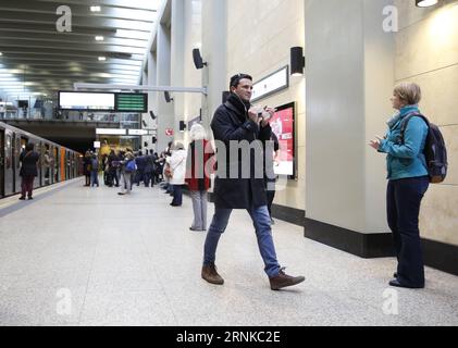 (170322) -- BRÜSSEL, 22. März 2017 -- Passagiere der U-Bahn applaudieren um 9:10 Uhr Ortszeit zum ersten Jahrestag der Terroranschläge auf den Bahnhof Shuman in Brüssel, Belgien, 22. März 2017. Am selben Tag im Jahr 2016 wurden bei Terroranschlägen auf den Flughafen Brüssel und die Metrostation Maalbeek, für die später der Islamische Staat (IS) die Verantwortung übernommen hatte, insgesamt 31 Menschen getötet und Hunderte von anderen verletzt. (lrz) BELGIEN-BRÜSSEL-JAHRESTAG DER TERRORANSCHLÄGE YexPingfan PUBLICATIONxNOTxINxCHN Brüssel 22. März 2017 Passagiere der U-Bahn applaudieren AM 10 Stockfoto