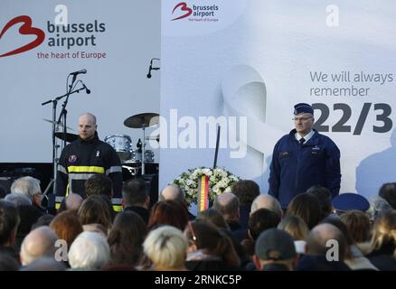 (170322) -- BRÜSSEL, 22. März 2017 -- Opfer und Verwandte von Opfern nehmen an einer Gedenkveranstaltung zum ersten Jahrestag der Brüsseler Terroranschläge auf den Brüsseler Flughafen in Brüssel, Belgien, am 22. März 2017 Teil. ) (lrz) BELGIEN-BRÜSSEL-JAHRESTAG der TERRORANSCHLÄGE YexPingfan PUBLICATIONxNOTxINxCHN Brüssel 22. März 2017 Opfer und Verwandte von Opfern nehmen an einer Gedenkveranstaltung ZUM ersten Jahrestag der Terroranschläge in Brüssel AUF dem brüsseler Flughafen in Brüssel Teil Belgien 22. März 2017 lrz Belgien Jahrestag der Terroranschläge in Brüssel YexPingfan PUBLICATIONxNOTxINxCHN Stockfoto