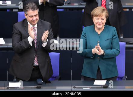 (170323) -- BERLIN, 23. März 2017 -- Bundeskanzlerin Angela Merkel (R) und Bundesaußenminister Sigmar Gabriel nehmen am 22. März 2017 an der eidesstattlichen Zeremonie des neuen bundespräsidenten Frank-Walter Steinmeier im Bundestag Teil. Frank-Walter Steinmeier wurde am Mittwoch als 12. Bundespräsident vereidigt. (lrz) DEUTSCHLAND-BERLIN-PRÄSIDENT-STEINMEIER-VEREIDIGTER ShanxYuqi PUBLICATIONxNOTxINxCHN Berlin 23. März 2017 Bundeskanzlerin Angela Merkel r und die deutschen Außenminister Sigmar Gabriel nehmen an der vereidigten Zeremonie des neuen deutschen Präsidenten F Teil Stockfoto