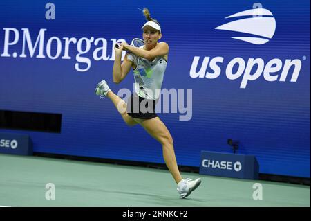 New York, USA. September 2023. Elise Mertens aus Belgien spielt gegen Coco Gauff aus den Vereinigten Staaten während der Women's Single Round 3 auf Arthur Ashe im USTA Billie Jean King National Tennis Center, Flushing Corona Park, New York, NY, 1. September, 2023. (Foto: Anthony Behar/SIPA USA) Credit: SIPA USA/Alamy Live News Stockfoto