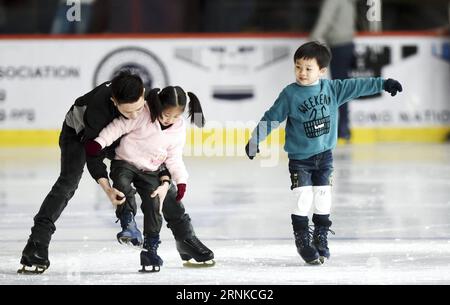 (170323) -- HONG KONG, 23. März 2017 -- Kinder lernen Skating-Fähigkeiten von einem Trainer in Mega Ice Rink in Hong Kong, Südchina, 1. März 2017. In Hongkong gibt es bisher fünf Eisbahnen. Diese Eisbahnen befinden sich alle in großen Einkaufszentren, um mehr Bürger anzulocken. Das Hongkonger Büro für Inneres, Freizeit- und Kulturdienstleistungen sowie die Hong Kong Ice Hockey Association wurden von Wintersportlern und internationalen Winterspielen unterstützt und organisierten Trainer, um den Wintersport in über 200 Schulen in Hongkong zu fördern. Die Hong Kong Academy of Ice Hockey, die 2007 gegründet wurde, ist ebenfalls Kulti Stockfoto