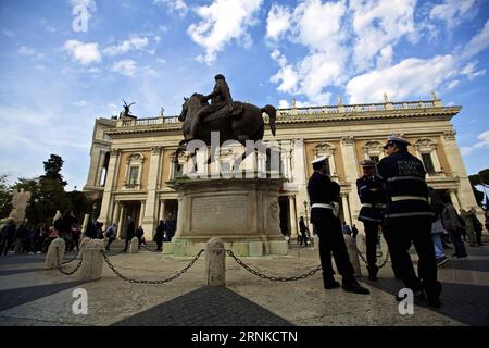 60 Jahre römische Verträge: Sicherheitsvorkehrungen vor EU-Sondergipfel in Rom (170324) -- ROM, 24. März 2017 -- Polizeistandwache auf dem Kapitol in Rom, Italien, 23. März 2017. Die Staats- und Regierungschefs der EU-27 treffen sich am Samstag in Rom zum 60. Jahrestag der Römischen Verträge. ) (Zjy) ITALIEN-ROM-DIE VERTRÄGE VON ROM-60. JAHRESTAG-SICHERHEIT JinxYu PUBLICATIONxNOTxINxCHN 60 Jahre römische Verträge Sicherheitsvereinbarungen vor dem EU-Sondergipfel in Rom 24. März 2017 Polizeistandwache AUF dem Kapitol in Rom Italien 23. März 2017 die Staats- und Regierungschefs der EU 27 treffen AM Samstag in Rom zum Treffen Stockfoto