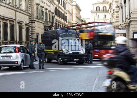 60 Jahre römische Verträge: Sicherheitsvorkehrungen vor EU-Sondergipfel in Rom (170324) -- ROM, 24. März 2017 -- Polizeistandwache in der Innenstadt von Rom, Italien, 23. März 2017. Die Staats- und Regierungschefs der EU-27 treffen sich am Samstag in Rom zum 60. Jahrestag der Römischen Verträge. ) (Zjy) ITALIEN-ROM-DIE VERTRÄGE VON ROM-60. JAHRESTAG-SICHERHEIT JinxYu PUBLICATIONxNOTxINxCHN 60 Jahre römische Verträge Sicherheitsvorkehrungen vor dem EU-Sondergipfel in Rom 24. März 2017 Polizeistandwache in der Innenstadt von Rom Italien 23. März 2017 die Staats- und Regierungschefs der EU 27 treffen AM Samstag in Rom zum 60. Jahrestag von T zusammen Stockfoto