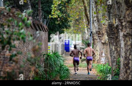 (170324) -- JOHANNESBURG, 24. März 2017 -- zwei Läufer nehmen am Daredevil Run rund um den Johannesburg Zoo in Johannesburg, Südafrika, am 24. März 2017 Teil. Rund 2500 Männer nahmen am Freitag am Daredevil Run 2017 Teil, während die Wohltätigkeitsveranstaltung am selben Tag auch in anderen drei südafrikanischen Städten begann: Kapstadt, Durban und Nelspruit. Die Organisatoren versuchen, das öffentliche Bewusstsein für die Prävention von Krebs durch die 5-km-Initiativen zu schärfen, und sie glauben, dass Prävention einfacher ist als Heilung. ) SÜDAFRIKA-JOHANNESBURG-DAREDEVIL-RUN-CANCER-PRÄVENTION ZHAIXJIANLAN PUBLICATIONXNOTXINXCHN Stockfoto