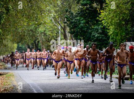 (170324) -- JOHANNESBURG, 24. März 2017 -- Läufer nehmen am Daredevil Run rund um den Johannesburg Zoo in Johannesburg, Südafrika, am 24. März 2017 Teil. Rund 2500 Männer nahmen am Freitag am Daredevil Run 2017 Teil, während die Wohltätigkeitsveranstaltung am selben Tag auch in anderen drei südafrikanischen Städten begann: Kapstadt, Durban und Nelspruit. Die Organisatoren versuchen, das öffentliche Bewusstsein für die Prävention von Krebs durch die 5-km-Initiativen zu schärfen, und sie glauben, dass Prävention einfacher ist als Heilung. ) SÜDAFRIKA-JOHANNESBURG-DAREDEVIL-RUN-CANCER-PRÄVENTION ZHAIXJIANLAN PUBLICATIONXNOTXINXCHN J Stockfoto