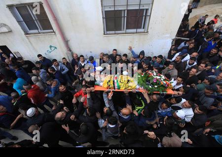 (170324) -- Ramallah, 24. März 2017 - Trauernde tragen die Leiche des palästinensischen jungen Mannes Mahmoud Hattab, 17, während seiner Beerdigung im Flüchtlingslager Jalazoun in der Nähe der Westjordstadt Ramallah, am 24. März 2017. Das palästinensische Gesundheitsministerium sagte, israelische Soldaten hätten den 17-jährigen Palästinenser getötet und weitere drei verwundet.Fadi Arouri) AM 24. März 2017 trägt Morne die Leiche des palästinensischen Jungen Mahmoud Hattab 17 während seiner Beerdigung IM Flüchtlingslager Jalazoun in der Nähe der WESTJORDSTADT RAMALLAH AM 24. März 2017 The P Stockfoto