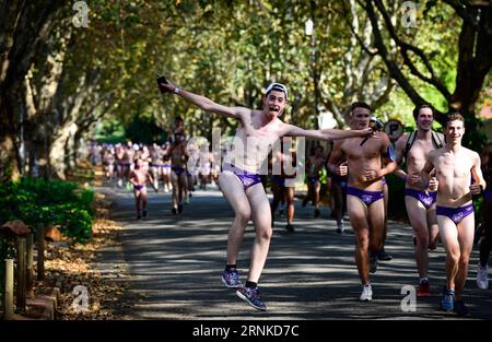 (170324) -- JOHANNESBURG, 24. März 2017 -- Läufer nehmen am Daredevil Run rund um den Johannesburg Zoo in Johannesburg, Südafrika, am 24. März 2017 Teil. Rund 2500 Männer nahmen am Freitag am Daredevil Run 2017 Teil, während die Wohltätigkeitsveranstaltung am selben Tag auch in anderen drei südafrikanischen Städten begann: Kapstadt, Durban und Nelspruit. Die Organisatoren versuchen, das öffentliche Bewusstsein für die Prävention von Krebs durch die 5-km-Initiativen zu schärfen, und sie glauben, dass Prävention einfacher ist als Heilung. ) SÜDAFRIKA-JOHANNESBURG-DAREDEVIL-RUN-CANCER-PRÄVENTION ZHAIXJIANLAN PUBLICATIONXNOTXINXCHN J Stockfoto