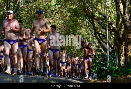 (170324) -- JOHANNESBURG, 24. März 2017 -- Ein Läufer mit Kajak nimmt am Daredevil Run rund um den Johannesburg Zoo in Johannesburg, Südafrika, am 24. März 2017 Teil. Rund 2500 Männer nahmen am Freitag am Daredevil Run 2017 Teil, während die Wohltätigkeitsveranstaltung am selben Tag auch in anderen drei südafrikanischen Städten begann: Kapstadt, Durban und Nelspruit. Die Organisatoren versuchen, das öffentliche Bewusstsein für die Prävention von Krebs durch die 5-km-Initiativen zu schärfen, und sie glauben, dass Prävention einfacher ist als Heilung. ) SÜDAFRIKA-JOHANNESBURG-DAREDEVIL-RUN-CANCER-PRÄVENTION ZHAIXJIANLAN PUBLICA Stockfoto