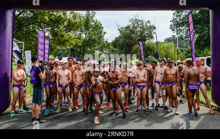 (170324) -- JOHANNESBURG, 24. März 2017 -- Läufer, die am Daredevil Run teilnehmen, posieren für ein Foto an der Startlinie,?in Johannesburg, Südafrika, am 24. März 2017. Rund 2500 Männer nahmen am Freitag am Daredevil Run 2017 Teil, während die Wohltätigkeitsveranstaltung am selben Tag auch in anderen drei südafrikanischen Städten begann: Kapstadt, Durban und Nelspruit. Die Organisatoren versuchen, das öffentliche Bewusstsein für die Prävention von Krebs durch die 5-km-Initiativen zu schärfen, und sie glauben, dass Prävention einfacher ist als Heilung. ) SÜDAFRIKA-JOHANNESBURG-DAREDEVIL-RUN-CANCER-PRÄVENTION ZHAIXJIANLAN PUBLICATIONXN Stockfoto