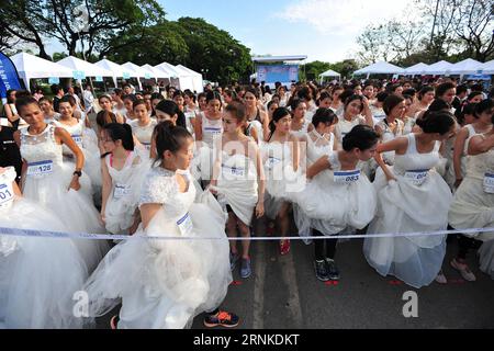 (170325) -- BANGKOK, 25. März 2017 -- Bräute, die an der Startlinie teilnehmen, um am EAZY-Lauf des Bräute-Wettbewerbs in Bangkok, Thailand, 25. März 2017 teilzunehmen. Insgesamt nahmen 250 thailändische Paare an der Veranstaltung Teil, die am Samstag in Bangkok stattfand, in der Hoffnung, ein Hochzeitspaket im Wert von einer Million Baht zu gewinnen. ) (lrz) THAILAND-BANGKOK-LIFE-BRIDE-RUNNING RachenxSageamsak PUBLICATIONxNOTxINxCHN Bangkok März 25 2017 Brides to be GATHERING AT the Start Line for the Eazy RUNNING of the Brides Contest in Bangkok Thai Country März 25 2017 insgesamt 250 thailändische Paare nahmen AN dem RUNNING Event Teil Stockfoto