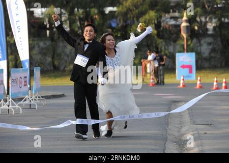 (170325) -- BANGKOK, 25. März 2017 -- Sittichai Prasongsin (L) und seine zukünftige Braut Sirada Thamwanna (R) gewinnen den EAZY Running of the Brides Contest in Bangkok, Thailand, 25. März 2017. Insgesamt nahmen 250 thailändische Paare an der Veranstaltung Teil, die am Samstag in Bangkok stattfand, in der Hoffnung, ein Hochzeitspaket im Wert von einer Million Baht zu gewinnen. ) (lrz) THAILAND-BANGKOK-LIFE-BRIDE-RUNNING RachenxSageamsak PUBLICATIONxNOTxINxCHN BANGKOK März 25 2017 l and His Bride to be r Win the Eazy RUNNING of the Brides Contest in Bangkok Thai Country März 25 2017 insgesamt 250 thailändische Paare traten an diesem RENNEN an Stockfoto