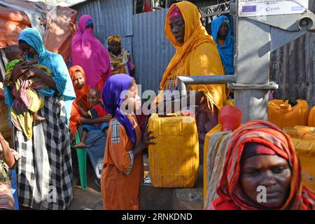 (170325) -- NAIROBI, 25. März 2017 -- Ein Mädchen holt am 22. März 2017 Wasser in einem Lager für Binnenvertriebene (IDP) in Mogadishu, der Hauptstadt Somalias. Etwa 600 Millionen Kinder, oder eines von vier Kindern weltweit, werden bis 2040 in Gebieten mit extrem begrenzten Wasserressourcen leben, so ein Bericht, der hier vom UN-Kinderfonds (UNICEF) am 22. März anlässlich des Weltwassertages veröffentlicht wurde. In dem Bericht wird festgestellt, dass mehr als 800 Kinder unter fünf Jahren täglich an Durchfall sterben, der mit unzureichendem Wasser, sanitären Einrichtungen und Hygiene verbunden ist. Viele Kinder in von Dürre betroffenen Gebieten verbringen Stunden Stockfoto