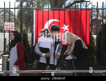 (170327) -- BERLIN, 27. März 2017 -- Türken, die in Deutschland leben, warnen sich am 27. März 2017 vor dem türkischen Konsulat in Berlin, der Hauptstadt Deutschlands, um ihre Stimme zum Verfassungsreferendum abzugeben. ) (zf) DEUTSCHLAND-BERLIN-TÜRKEI-REFERENDUM ShanxYuqi PUBLICATIONxNOTxINxCHN Berlin März 27 2017 in Deutschland lebende Türken Queue to Cast Your Votings ON the Constitutional Referendum AT the Turkish Consulate in Berlin Capital of Germany AM 27 2017. März ZF Deutschland Berlin Turkey Referendum PUBLICATIONxNOTxINxCHN Stockfoto