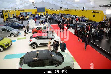 (170329) -- LJUBLJANA, 29. März 2017 -- die Menschen schauen sich die ausgestellten Autos auf der 24. Slowenischen Automobilausstellung im Ausstellungs- und Kongresszentrum (GR) in Ljubljana, Slowenien, am 28. März 2017 an. Die 24. Slowenische Automobilausstellung, die vom 27. März bis zum 2. April 2017 für die Öffentlichkeit zugänglich ist, wird auf 12.000 Quadratmetern Ausstellungsfläche mit 260 Fahrzeugen ausgestellt. (XINHUA PHOTO/MATIC STOJS) SLOWENIEN-LJUBLJANA-MOTORSHOW WangxYaxiong PUBLICATIONxNOTxINxCHN Ljubljana März 29 2017 Prominente sehen SICH die ausgestellten Fahrzeuge AUF DER 24. Slowenischen Motorenausstellung im Ausstellungs- und Kongresszentrum Gr Stockfoto