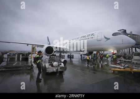 170328 -- VANCOUVER, 28. März 2017 -- Foto aufgenommen am 28. März 2017 zeigt einen Airbus A350-900 Passagierjet, nachdem er am 28. März 2017 auf dem Vancouver International Airport in Vancouver, Kanada, gelandet war. Ein neuer Airbus A350-900 Passagierjet startete am Dienstag seinen ersten Linienflug nach Kanada und begann mit der Nutzung des Flugzeugs für die Strecke Vancouver-Hong Kong durch Cathay Pacific. KANADA-VANCOUVER-AIRBUS-A350-900-ERSTER LINIENFLUG NACH KANADA LIANGXSEN PUBLICATIONXNOTXINXCHN Stockfoto