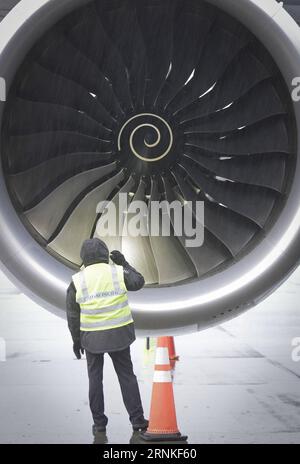 Bilder des Tages (170328) -- VANCOUVER, 28. März 2017 -- ein Flugbesatzungsmitglied inspiziert das Triebwerk eines Airbus A350-900 Passagierflugzeugs nach seinem ersten Linienflug nach Kanada in Vancouver, Kanada, am 28. März 2017. Ein neuer Airbus A350-900 Passagierjet startete am Dienstag seinen ersten Linienflug nach Kanada und begann mit der Nutzung des Flugzeugs für die Strecke Vancouver-Hong Kong durch Cathay Pacific. KANADA-VANCOUVER-AIRBUS-A350-900-ERSTER LINIENFLUG NACH KANADA LiangxSen PUBLICATIONxNOTxINxCHN Images The Day Vancouver März 28 2017 to Airport Ground Crew Member Inspect the Engine of to Airbus Stockfoto