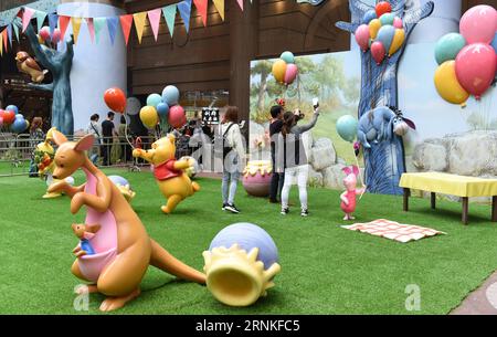 (170329) -- HONG KONG, 29. März 2017 -- Touristen machen Fotos während einer Winnie the Pooh Ausstellung in Hong Kong, Südchina, 29. März 2017. ) (Zyd) CHINA-HONG KONG-WINNIE-EXHIBITION(CN) QinxQing PUBLICATIONxNOTxINxCHN Hong KONG März 29 2017 Touristen machen Fotos während einer Winnie the Pooh Ausstellung in Hong Kong Südchina März 29 2017 ZYD China Hong Kong Winnie Ausstellung CN QinxQing PUBLICATIONxNOTxINxCHN Stockfoto