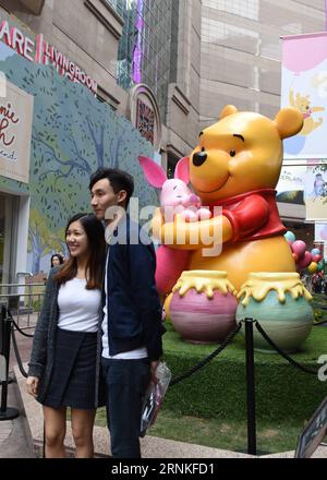 (170329) -- HONGKONG, 29. März 2017 -- Touristen posieren für Fotos während einer Ausstellung von Winnie the Pooh in Hongkong, Südchina, 29. März 2017. ) (Zyd) CHINA-HONG KONG-WINNIE-EXHIBITION(CN) QinxQing PUBLICATIONxNOTxINxCHN Hong KONG März 29 2017 Touristen posieren für Fotos während einer Winnie the Pooh Ausstellung in Hong Kong Südchina März 29 2017 ZYD China Hong Kong Winnie Ausstellung CN QinxQing PUBLICATIONxNOTxINxCHN Stockfoto