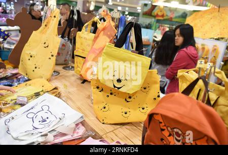(170329) -- HONG KONG, 29. März 2017 -- Touristen kaufen in einem Themengeschäft während einer Winnie the Pooh Ausstellung in Hong Kong, Südchina, 29. März 2017. ) (Zyd) CHINA-HONG KONG-WINNIE-EXHIBITION(CN) QinxQing PUBLICATIONxNOTxINxCHN Hong KONG März 29 2017 Touristen Shoppen in einem Themengeschäft während einer Winnie The Pooh Ausstellung in Hong Kong Südchina März 29 2017 ZYD China Hong Kong Winnie Ausstellung CN QinxQing PUBLICATIONxNOTxINxCHN Stockfoto