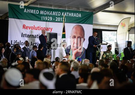 (170329) -- JOHANNESBURG, 29. März 2017 -- Generalsekretär des Afrikanischen Nationalkongresses (ANC) Gwede Mantashe spricht über die Beerdigung von Ahmed Kathrada auf dem Westpark-Friedhof in Johannesburg, Südafrika, am 29. März 2017. Ahmed Kathrada starb in den frühen Morgenstunden des Dienstagmorgen im Alter von 87 Jahren. (Sxk) SÜDAFRIKA-JOHANNESBURG-AHMED KATHRADA-FUNERAL ZhaixJianlan PUBLICATIONxNOTxINxCHN Johannesburg der Generalsekretär des Afrikanischen Nationalkongresses ANC Gwede Mantashe spricht im März 29 2017 vor der Beerdigung von Ahmed Kathrada AUF DEM West Park Cemetery in Johannesbu Stockfoto