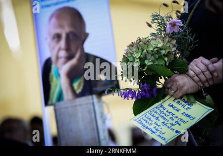 (170329) -- JOHANNESBURG, 29. März 2017 -- Eine Frau mit einem Blumenstrauß und einer Karte nimmt an der Beerdigung von Ahmed Kathrada auf dem Westpark Cemetery in Johannesburg, Südafrika, am 29. März 2017 Teil. Ahmed Kathrada starb in den frühen Morgenstunden des Dienstagmorgen im Alter von 87 Jahren. (Sxk) SÜDAFRIKA-JOHANNESBURG-AHMED KATHRADA-FUNERAL ZhaixJianlan PUBLICATIONxNOTxINxCHN Johannesburg März 29 2017 eine Frau mit einem Blumenstrauß und einer Karte nimmt an der Beerdigung von Ahmed Kathrada AUF DEM West Park Cemetery in Johannesburg Südafrika AM 29 2017. März Teil Stockfoto