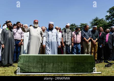 Bilder des Tages (170329) -- JOHANNESBURG, 29. März 2017 -- muslimische Gemeinden bereiten sich darauf vor, für Ahmed Kathrada vor seinem Sarg während seiner Beerdigung auf dem Westpark-Friedhof in Johannesburg, Südafrika, am 29. März 2017 zu beten. Ahmed Kathrada starb in den frühen Morgenstunden des Dienstagmorgen im Alter von 87 Jahren. (Sxk) SÜDAFRIKA-JOHANNESBURG-AHMED KATHRADA-FUNERAL ZhaixJianlan PUBLICATIONxNOTxINxCHN Bilder der Tag Johannesburg März 29 2017 muslimische Gemeinschaften bereiten sich darauf vor, für Ahmed Kathrada vor seinem Sarg während seiner Beerdigung AUF DEM West Park Cemetery in zu beten Stockfoto