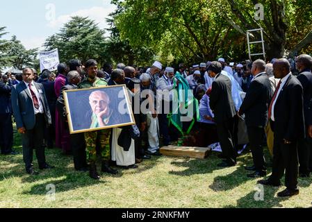 (170329) -- JOHANNESBURG, 29. März 2017 -- Helpers legte die Leiche von Ahmed Kathrada während seiner Beerdigung auf dem Westpark Cemetery in Johannesburg, Südafrika, am 29. März 2017 ins Grab. Ahmed Kathrada starb in den frühen Morgenstunden des Dienstagmorgen im Alter von 87 Jahren. (Sxk) SÜDAFRIKA-JOHANNESBURG-AHMED KATHRADA-BEGRÄBNIS ZhaixJianlan PUBLICATIONxNOTxINxCHN Johannesburg im März 29 2017 haben Helfer die Leiche von Ahmed Kathrada während seiner Beerdigung AUF DEM West Park Cemetery in Johannesburg Südafrika AM 29 2017. März in die Grab gelegt Stockfoto