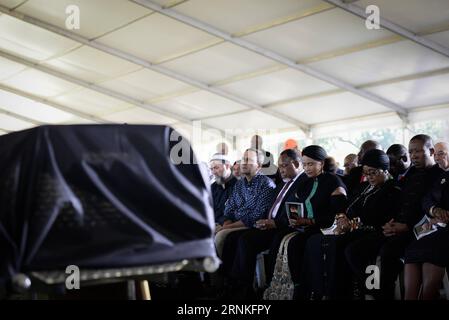 (170329) -- JOHANNESBURG, 29. März 2017 -- Julius Malema, Winnie Madikizela-Mandela, Ex-Ehefrau des verstorbenen südafrikanischen Präsidenten Nelson Mandela, und der ehemalige südafrikanische Präsident Kgalema Motlanthe (4. R) nahmen am 29. März 2017 an der Beerdigung von Ahmed Kathrada auf dem Westpark-Friedhof in Johannesburg, Südafrika, Teil. Ahmed Kathrada starb in den frühen Morgenstunden des Dienstagmorgen im Alter von 87 Jahren. (Sxk) SÜDAFRIKA-JOHANNESBURG-AHMED KATHRADA-FUNERAL ZhaixJianlan PUBLICATIONxNOTxINxCHN Johannesburg März 29 2017 Economic Stockfoto