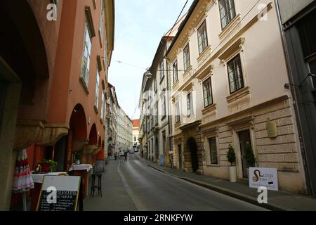 (170330) -- GRAZ, 30. März 2017 -- Foto aufgenommen am 23. März 2017 zeigt die antike Stadt Graz in Österreich. Graz ist mit über 270.000 Einwohnern nach Wien die zweitgrößte Stadt Österreichs. 1999 wurde Graz in die UNESCO-Liste des Weltkulturerbes aufgenommen. Die Stadt ist berühmt für ihre Renaissance- und Barockarchitektur sowie für ihre hervorragende städtische Dachgestaltung. ) (wtc) ÖSTERREICH-GRAZ-LANDSCHAFT GongxBing PUBLICATIONxNOTxINxCHN Graz März 30 2017 Foto aufgenommen AM 23. März 2017 zeigt die Altstadt Graz in Österreich Graz IST die zweitgrößte Stadt Österreichs mit einer Bevölkerung von o Stockfoto