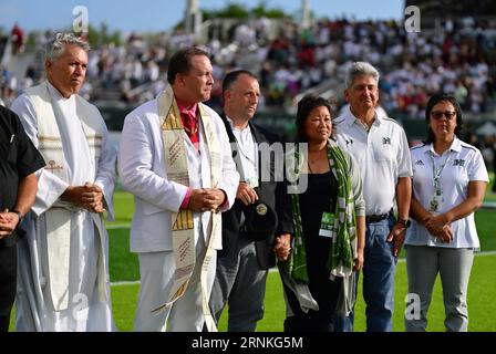 Honolulu, Hawaii, USA. September 2023. Der Gouverneur von Hawaii, JOSH GREEN, trug schwarz, führte das Eröffnungsgebet für die Maui-Feueropfer vor Beginn eines Spiels zwischen dem Stanford Cardinal und den Hawaii Warriors, das im Clarence T.C. Ching Stadium in Honolulu, Hawaii, stattfand. (Bild: © Steven Erler/ZUMA Press Wire) NUR REDAKTIONELLE VERWENDUNG! Nicht für kommerzielle ZWECKE! Stockfoto