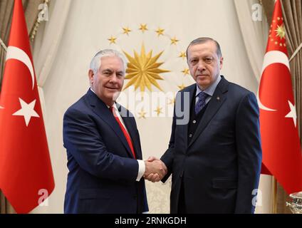 (170330) -- ANKARA, 30. März 2017 -- der türkische Präsident Recep Tayyip Erdogan (R) gibt am 30. März 2017 in Ankara, Türkei, mit US-Außenminister Rex Tillerson die Hand. Der türkische Präsident Recep Tayyip Erdogan traf sich am Donnerstag mit dem US-Außenminister Rex Tillerson in der Hauptstadt Ankara und forderte die USA auf, mit legitimen Akteuren im Kampf gegen den Islamischen Staat (IS) zusammenzuarbeiten. (Sxk) TÜRKEI-ANKARA-US-SECERETARY DES STAATSBESUCHS MustafaxKaya PUBLICATIONxNOTxINxCHN Ankara März 30 2017 der türkische Präsident Recep Tayyip Erdogan r schüttelt in Ank die Hand mit dem US-Außenminister Rex Tillerson Stockfoto