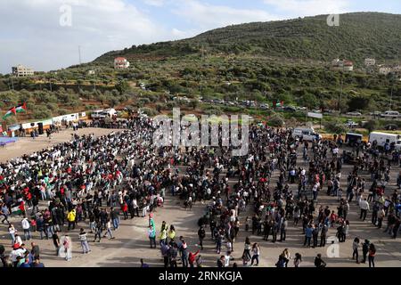 (170331) -- JERUSALEM, 31. März 2017 -- israelische Araber nehmen an einer Demonstration zum Landtag im Dorf Deir Hanna im Norden Israels am 30. März 2017 Teil. Die Palästinensische Befreiungsorganisation hielt den 30. März jedes Jahr für einen Tag des Protests und der Wut gegen die israelische Beschlagnahme palästinensischen Landes und nannte den Tag des Landes. Muammar Awad) (yy) ISRAEL-DEIR HANNA-LAND-TAG-DEMONSTRATION guoyu PUBLICATIONxNOTxINxCHN Jerusalem März 31 2017 israelische Araber nehmen an einer Demonstration anlässlich des Landtages IM Dorf Deir Hanna in Nordisrael März 30 2017 Teil Stockfoto