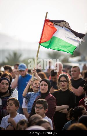 (170331) -- JERUSALEM, 31. März 2017 -- israelische Araber nehmen an einer Demonstration zum Landtag im Dorf Deir Hanna im Norden Israels am 30. März 2017 Teil. Die Palästinensische Befreiungsorganisation hielt den 30. März jedes Jahr für einen Tag des Protests und der Wut gegen die israelische Beschlagnahme palästinensischen Landes und nannte den Tag des Landes. Muammar Awad) (yy) ISRAEL-DEIR HANNA-LAND-TAG-DEMONSTRATION guoyu PUBLICATIONxNOTxINxCHN Jerusalem März 31 2017 israelische Araber nehmen an einer Demonstration anlässlich des Landtages IM Dorf Deir Hanna in Nordisrael März 30 2017 Teil Stockfoto