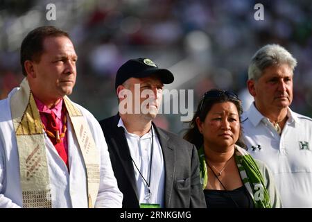 Honolulu, Hawaii, USA. September 2023. Der Gouverneur von Hawaii, JOSH GREEN, trug schwarz, führte das Eröffnungsgebet für die Maui-Feueropfer vor Beginn eines Spiels zwischen dem Stanford Cardinal und den Hawaii Warriors, das im Clarence T.C. Ching Stadium in Honolulu, Hawaii, stattfand. (Bild: © Steven Erler/ZUMA Press Wire) NUR REDAKTIONELLE VERWENDUNG! Nicht für kommerzielle ZWECKE! Quelle: ZUMA Press, Inc./Alamy Live News Stockfoto