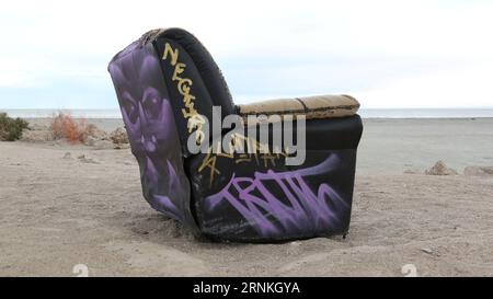 Graffigeband Sessel Bombay Beach Salton Sea CA Stockfoto Stockfoto