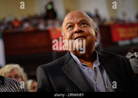 (170401) -- JOHANNESBURG, 1. April 2017 -- Pravin Gordhan, ehemaliger südafrikanischer Finanzminister, nimmt am 1. April 2017 an einem Gedenkgottesdienst für Ahmed Kathrada im Johannesburg City Hall in Südafrika Teil. Die Ahmed Kathrada Foundation, die Nelson Mandela Foundation und die Kommunistische Partei Südafrikas hielten einen Gedenkgottesdienst für Ahmed Kathrada, der am Dienstagmorgen um 87 starb. SÜDAFRIKA-JOHANNESBURG-AHMED KATHRADA-GEDENKTAG ZhaixJianlan PUBLICATIONxNOTxINxCHN Johannesburg 1. April 2017 Pravin Gordhan ehemalige südafrikanische Finanzminister nehmen an einem Gedenkdienst für A Teil Stockfoto