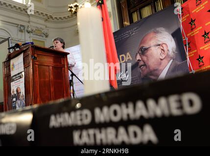 (170401) -- JOHANNESBURG, 1. April 2017 -- Ahmed Kathradas Frau Barbara Hogan spricht während einer Gedenkfeier für seinen Mann im Johannesburg City Hall, Südafrika, am 1. April 2017. Die Ahmed Kathrada Foundation, die Nelson Mandela Foundation und die Kommunistische Partei Südafrikas hielten einen Gedenkgottesdienst für Ahmed Kathrada, der am Dienstagmorgen um 87 starb. SÜDAFRIKA-JOHANNESBURG-AHMED KATHRADA-GEDENKFEIER ZhaixJianlan PUBLICATIONxNOTxINxCHN Johannesburg 1. April 2017 Ahmed Kathrada S Frau Barbara Hogan spricht während eines Gedenkdiensts für seinen Mann IN Johannesburg C. Stockfoto