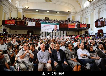 (170401) -- JOHANNESBURG, 1. April 2017 -- Graca Machel (4. R, Front), Witwe des ehemaligen südafrikanischen Präsidenten Nelson Mandela, Pravin Gordhan (5. R, Front), ehemaliger südafrikanischer Finanzminister, und andere Personen nehmen am 1. April 2017 an einem Gedenkgottesdienst für Ahmed Kathrada im Johannesburg City Hall in Südafrika Teil. Die Ahmed Kathrada Foundation, die Nelson Mandela Foundation und die Kommunistische Partei Südafrikas hielten einen Gedenkgottesdienst für Ahmed Kathrada, der am Dienstagmorgen um 87 starb. SÜDAFRIKA-JOHANNESBURG-AHMED KATHRADA-GEDENKFEIER ZHAIXJIANLAN PUBLICA Stockfoto