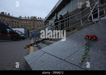 (170403) -- ST. PETERSBURG (RUSSLAND), 3. April 2017 -- Blumen für Traueropfer werden vor einer U-Bahn-Station gelegt, wo Polizisten nach einer Explosion in St. PETERSBURG Wache halten Petersburg, Russland, am 3. April 2017. Die russische Gesundheitsministerin Veronika Skvortsova sagte, dass mindestens 10 Menschen getötet und 37 andere bei einer Explosion eines unbekannten Sprengsatzes mit zerstörerischen Elementen in St. Petersburg verletzt wurden. ) RUSSLAND-ST. PETERSBURG-U-BAHN-EXPLOSION-TRAUER IrinaxMotina PUBLICATIONxNOTxINxCHN St. Petersburg Russland 3. April 2017 Blumen für Traueropfer werden vor einer U-BAHN-Station Whe gelegt Stockfoto