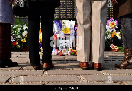 (170403) -- TANGSHAN , 3. April 2017 -- Menschen trauern um die Verstorbenen beim Tangshan-Erdbeben 1976 vor einer Gedenkmauer in Tangshan, nordchinesische Provinz Hebei, 3. April 2017. Anfang April fällt der Tag der Grabdurchsuchung, oder Qingming, wenn die Chinesen ihre verstorbenen Lieben durch den Besuch von Gräbern gedenken. ) (Zyd) CHINA-HEBEI-TANGSHAN-EARTHQUAKE-QINGMING HOLIDAY (CN) MuxYu PUBLICATIONxNOTxINxCHN Tang Shan 3. April 2017 Prominente Morne für die Verstorbenen beim Tang Shan-Erdbeben 1976 vor einer Gedenkmauer in Tang Shan Nordchina Provinz Hebei 3. April 2017 Tomb Sweeping Day Stockfoto