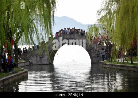 (170403) -- HANGZHOU, 3. April 2017 -- Touristen drängen sich auf einer Brücke in der malerischen Gegend des Westsees während des Qingming Holiday, dem dreitägigen Feiertag für den Tomb-Sweeping Day, in Hangzhou, der ostchinesischen Provinz Zhejiang, 3. April 2017. ) (Zyd) CHINA-HANGZHOU-WEST SEE-QINGMING URLAUB-TOURISMUS (CN) HuangxZongzhi PUBLICATIONxNOTxINxCHN Hangzhou 3. April 2017 Touristen drängen sich AUF einer Brücke in der WEST Lake Scenic Area während des Qing Ming Feiertags der dreitägige Feiertag für das Grab Sweeping Day in Hangzhou Ostchina S Zhejiang Provinz 3. April 2017 ZYD China Hangzhou WEST Lake Qing Ming Urlaubstourismus Stockfoto