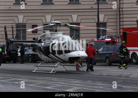 (170403) -- ST. PETERSBURG, 3. April 2017 -- Polizisten und Feuerwehrleute stehen vor der U-Bahn-Station, wo eine Explosion in St. Petersburg losging Petersburg, Russland, am 3. April 2017. Zwei U-Bahnhöfe wurden von Explosionen mit zerstörerischen Elementen in der russischen Stadt St. getroffen Nach Angaben der russischen Medien wurden am Montag in Petersburg und bisher mindestens 10 Menschen getötet und 50 weitere verletzt. )(gl) RUSSLAND-ST. PETERSBURG-METRO-BLAST Sputnik PUBLICATIONxNOTxINxCHN St. Petersburg 3. April 2017 Polizisten und Feuerwehrleute stehen vor der U-BAHN-Station, wo AM 3. April in St. Petersburg Russland eine Explosion ausbrach Stockfoto