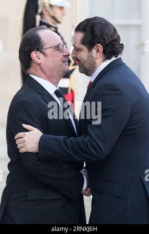 (170403) -- PARIS, 3. April 2017 -- der französische Präsident Francois Hollande (L) begrüßt am 3. April 2017 den libanesischen Premierminister Saad Hariri im Elysee-Palast in Paris. Der französische Präsident Francois Hollande und der libanesische Premierminister Saad Hariri haben hier am Montag Gespräche über die anhaltende Krise in Syrien geführt, so die diplomatischen Quellen. ) FRANCE-PARIS-LEBANON-PM-VISIT HubertxLechat PUBLICATIONxNOTxINxCHN Paris 3. April 2017 französischer Präsident Hollande l grüßt AM 3. April 2017 den libanesischen Premierminister Saad Hariri IM Elysee-Palast in Paris Stockfoto