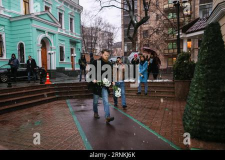 (170403) -- MOSKAU, 3. April 2017 -- Ein Mann bringt Blumen nach St.. Petersburger Repräsentanz, um die Opfer einer Explosion in St. Petersburg zu betrauern Petersburg, in Moskau, Russland, am 3. April 2017. Die russische Gesundheitsministerin Veronika Skvortsova sagte, dass mindestens 10 Menschen getötet und 37 andere bei einer Explosion eines unbekannten Sprengsatzes mit zerstörerischen Elementen in St. Petersburg verletzt wurden. ) RUSSLAND-MOSKAU-ST. PETERSBURG-U-BAHN-EXPLOSION-TRAUER EvgenyxSinitsyn PUBLICATIONxNOTxINxCHN Moskau 3. April 2017 ein Mann bringt Blumen zum St. Petersburger Repräsentantenbüro nach Morne die Opfer von nach E Stockfoto