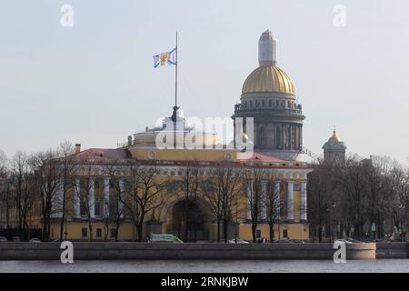 (170404) -- SANKT PETERSBURG, 4. April 2017 -- die russische Marineflagge fliegt auf einem halben Mast auf der Spitze des russischen Marineministeriums zu Ehren der Opfer einer Explosion in St. Petersburg U-Bahn in St. Petersburg Petersburg, Russland, am 4. April 2017. Die Bombardierung im U-Bahn-System in St. Petersburg am Montag hat 14 Menschen getötet, sagte die russische Gesundheitsministerin Veronika Skvortsova Dienstag. ) (Sxk) RUSSLAND-SANKT-PETERSBURG-ANGRIFF-HALBMAST LuxJinbo PUBLICATIONxNOTxINxCHN SANKT PETERSBURG 4. April 2017 die russische Marineflagge FLIEGT AN Halbmast AUF DEM Dach des russischen Marineministeriums zu Ehren der Opfer eines Sprengstoffes Stockfoto